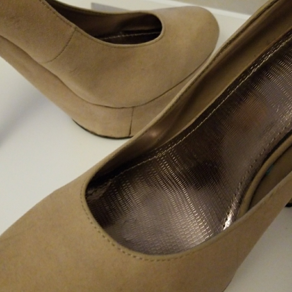 Heels - Picture 2 of 2